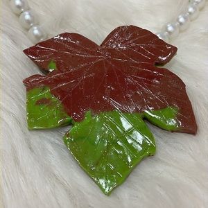 Hand Design Faux Pearls Stretch Necklace & ONE OF KIND  Rare 🍂Leaf 🍂Charm